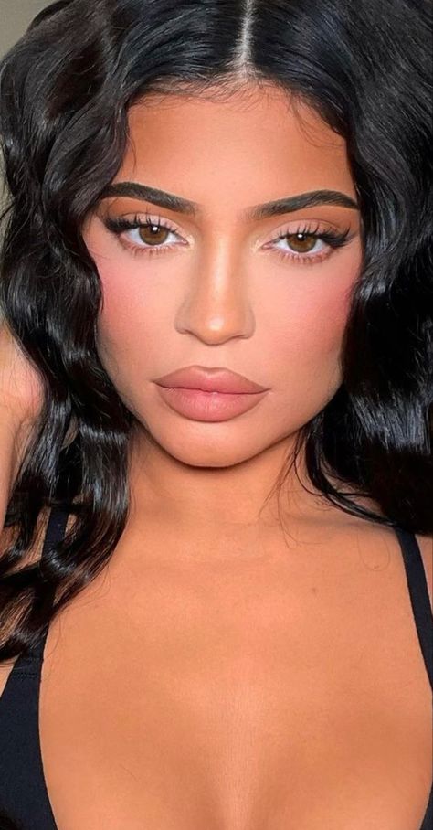 Kylie Jenner Pink Blush, Kylie Jenner Soft Glam, Soft Glam Makeup Mixed Women, Kiley Jenner Makeup, Glowy Full Glam Makeup, Kylie Jenner Makeup Looks Glam, Matt Makeup Look, Kylie Makeup Look, King Kylie Makeup