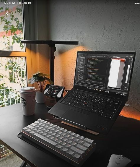 Laptop Setup Ideas Minimalist, Notebook Desk Setup, Minimalist Laptop Setup, Developer Desk Setup, Programmer Room, Programmer Setup, Programmer Office, Laptop Desk Setup, Programmers Desk