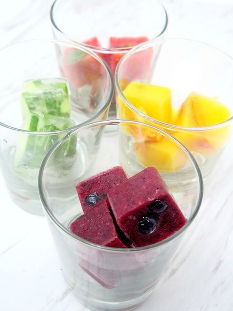 Ice Cube Drinks, Smoothie Ice Cubes, Ice Cubes For Drinks, Flavored Ice, Ice Ideas, Ice Cube Recipes Water, Ice Cube Flavors, Fruity Ice Cubes, Infused Ice Cube Recipe