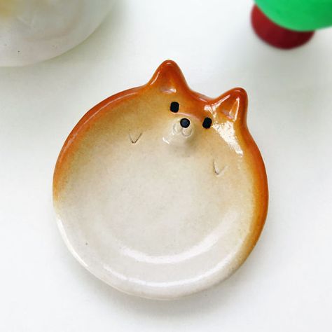 Shiba Inu Small Plate Ceramics Tableware, Ceramics Bowls Designs, Clay Plates, Japanese Dogs, Fukuoka Japan, Pottery Handbuilding, Clay Bowl, Small Plate, Diy Pottery