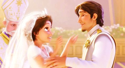 It's safe to Rapunzel and Flynn/Eugene had the loveliest wedding, despite the Maximus-Pascal ring hiccup. Rapunzel Y Flynn, Rapunzel Wedding Dress, Disney Kiss, Disney Amor, Rapunzel Disney, Rapunzel And Flynn, Rapunzel And Eugene, Flynn Rider, Princess Rapunzel