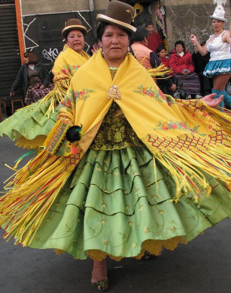 The Cholitas are a group of Bolivian women Traditional Clothing Around The World, Caribbean Outfits, Culture Clothing, Travel Clothes, Traditional Clothes, Traditional Fashion, World Cultures, Bolivia, Travel Outfit