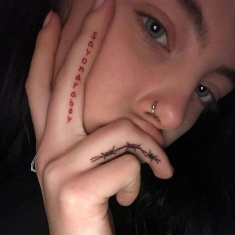 Tattoos For Girls, Small Girl Tattoos, Tattoo Girls, Tattoed Girls, E Tattoo, Diy Tattoo, Hand Tattoo, Barbed Wire, Trendy Tattoos