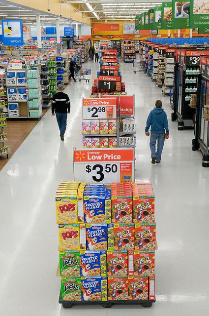 Walmart's displays #retail #displays #shopfitting  It is cleaned, balanced and simple but it looks just like another aisle, it does not stand out Retail Display 101: Tips for effective Point of Purchase Displays   https://www.sishop.com.au/blog/retail-display-101-tips-for-effective-point-of-purchase-displays/ Grocery Store