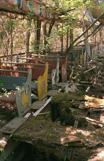 Abandoned Theme Parks, Abandoned Amusement Park, Abandoned Property, Abandoned Amusement Parks, Last Ride, Parc D'attraction, Abandoned House, Abandoned Mansions, Haunted Places