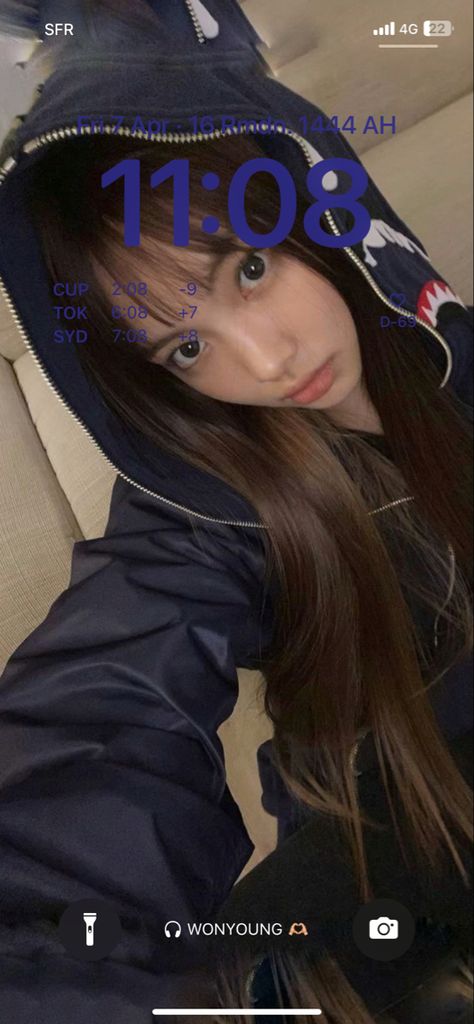 Kpop New jeans Hyein lockscreen Hyein Wallpaper Lockscreen, Kpop Lockscreen Ideas, Hyein Wallpapers, Eid Design, Layout Phone, Phone Clothes, Kpop Lockscreen, Phone Customization, Pretty Phone Wallpaper