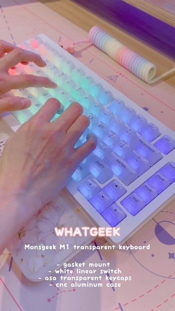 Pastel Keyboard, Study Setup, Customized Keyboard, Transparent Keyboard, Pastel Feed, Gaming Ideas, Desk Goals, Desk Inspiration, Mechanical Keyboards