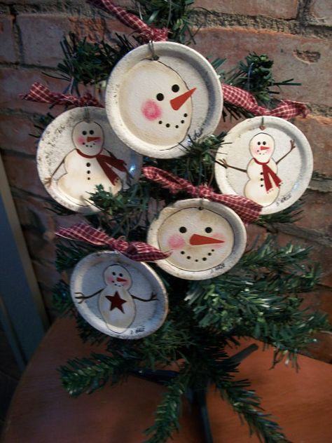 CaneBottomCrafts..Hand Painted Snowman Ornaments On Canning Jar Lids...These are jar lids that fit a regular mouth mason jar. I have painted and sealed with an indoor/outdoor clear coat, added a wire for hanging and tied with homespun. Painted Snowman Ornaments, Mason Jar Lids Crafts, Jar Lid Crafts, Snowflake Crafts, Diy Snowman Ornaments, Recycled Stuff, Painted Snowman, Crafts Vintage, Senior Ideas