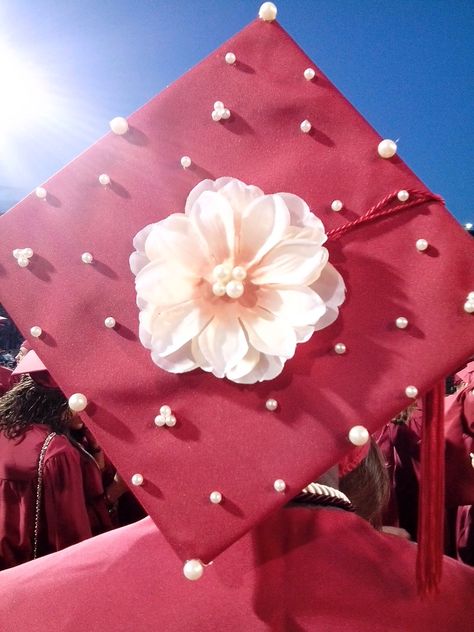 Graduation Cap Images, Red Graduation Cap, Flower Graduation Cap, Flower Graduation, Grad Cap Decorated, Graduation Cap Decoration Diy, Graduation Look, High School Graduation Cap, Graduation Flowers