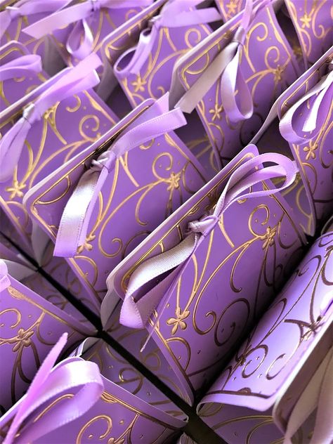 We break down what to do, and what not to do when putting together gift bags for your event guests. EventUp Purple Party Favors Ideas, Alternative Wedding Favors, Purple Wedding Favors, Purple Favors, How To Make A Gift Bag, Purple Sweet 16, Purple Quince, Lego Gifts, Wedding Expenses