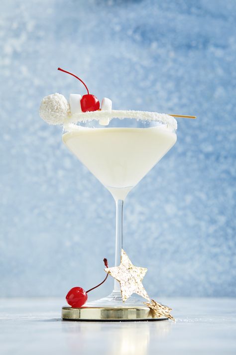 Pretty Christmas Drinks, White Christmas Martini Recipe, Cocktail Christmas Party, White Christmas Martini, Hot Christmas Drinks, Christmas Martini Recipes, Christmas Mural, Galactic Senate, White Chocolate Martini