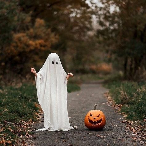 Creepy Urban Legends, Halloween Mini Session, Ghost Family, Kostum Halloween, Ghost Photography, Urban Legend, Fall Mini Sessions, Halloween Photography, Halloween Photo