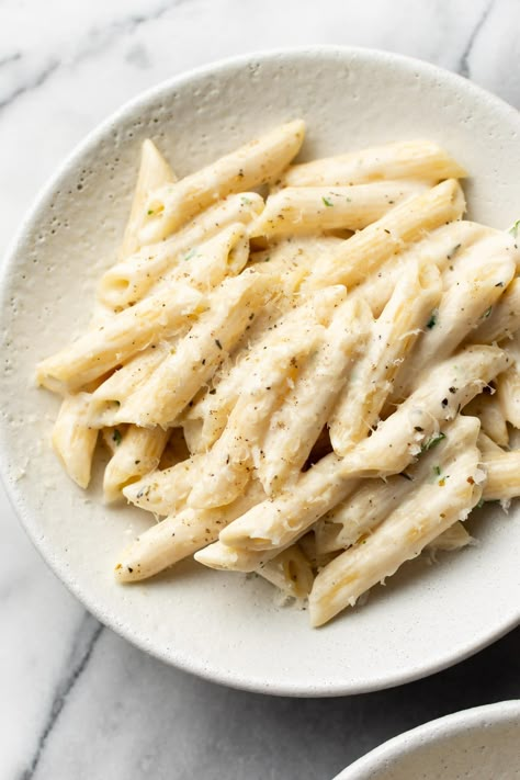 You will love this creamy dreamy parmesan garlic sauce for pasta! It's so easy to make. White Pasta With Chicken, Penne Pasta Salad Recipes, Penne Rigate Recipes, White Pasta Recipes, Creamy White Pasta, White Sauce Pasta Recipes, Creamy Penne Pasta, Pasta White Sauce, White Pasta Sauce