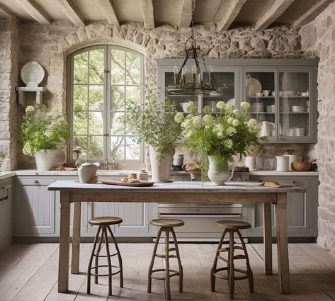 Sheila Irwin | Maison de Cinq (@maisondecinq) • Instagram photos and videos Cozy Cottage Kitchen, European Cottage, Rustic Country Kitchens, European Kitchens, Country Kitchen Designs, Casa Country, Rustic Kitchen Design, Cottage Kitchens, French Country Kitchen