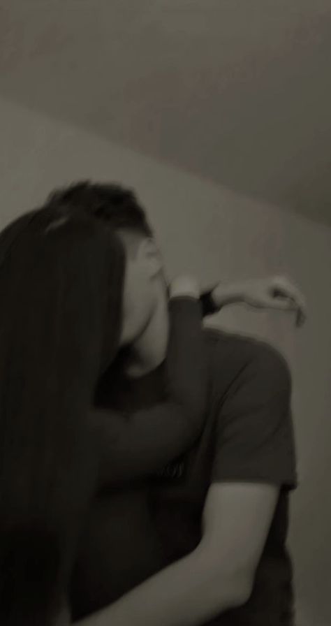 Couple Without Face Wallpaper, Black Aesthetic Couple Pics, Aesthetic Couple Blurry Pics, Secret Couples Pictures, Date Private Relationship, Black And White Aesthetic Couple Pic, Pic Idea For Private Couple, Private Pics Ideas, Kiss Hide Face