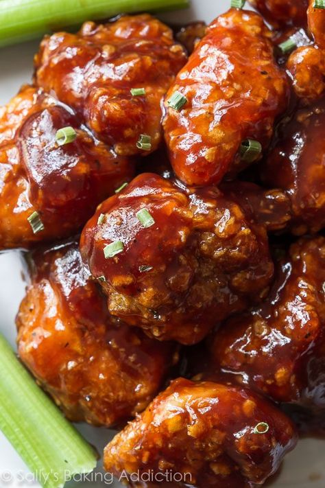 This crunchy, saucy, and crowd pleasing baked honey BBQ popcorn chicken is the easiest appetizer or bite-sized dinner you can make! Recipe on sallysbakingaddiction.com Honey Bbq Chicken Bites, Bbq Popcorn Chicken, Bbq Popcorn, Bbq Chicken Bites, Baked Popcorn Chicken, Saucy Chicken, Chicken Poppers, Honey Bbq Chicken, Honey Bbq Sauce