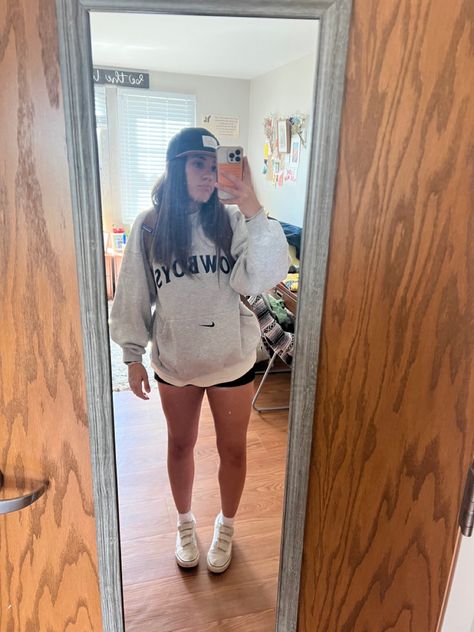 White Velcro Vans Outfit, Outfits With Velcro Vans, Velcro Vans Outfit, White Vans Outfit, Velcro Vans, White Slip On Vans, Fake Photos, Vans Outfit, Chill Fits