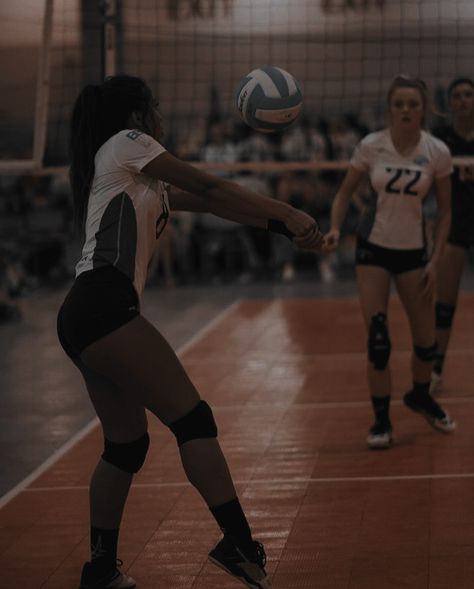 Volleyball Aesthetic Black Women, Black Volleyball Girl, Volleyball Aesthetic Black, Volly Bal Girl Aesthetic, Volleyball Black Women, Volleyball Girl Aesthetic, Resume Models, Volleyball Pics, Volleyball Aesthetic