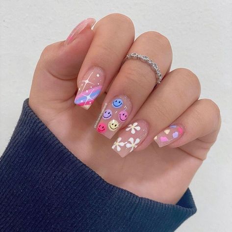 Flowers Rainbow, Nails Luxury, Unghie Nail Art, Simple Nail Art Designs, Vacation Nails, Nails Almond, Acrylic Nails Coffin Short, Fake Nail, Neon Nails