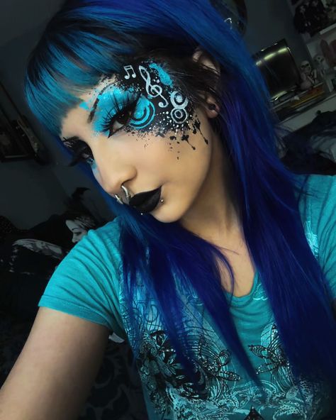 🖤🩵 Cool Makeup Ideas For Halloween, Cool Crazy Makeup Looks, Ptv Makeup, Makeup Looks Face Paint, Goth Christmas Makeup, Dead Makeup Look, Face Paint Makeup Looks, Cool Makeup Looks Creative, Funky Makeup Looks