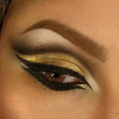 Dorado Cleopatra Eye Makeup, Cleopatra Fashion, Greek Goddess Makeup, Greek Makeup, Dresses Vampire, Egypt Makeup, Egyptian Eye Makeup, Cleopatra Makeup, Makeup Bold