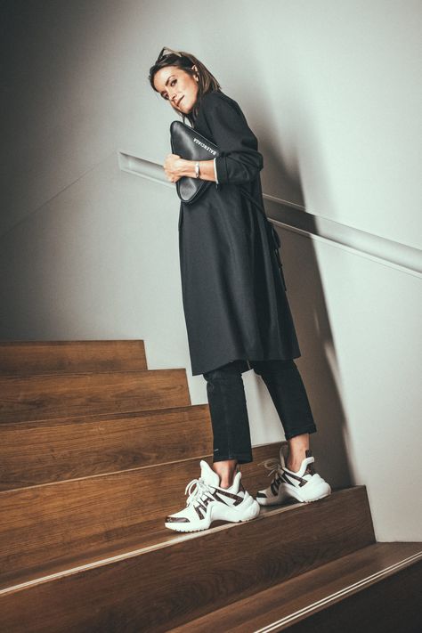 Edgy Sneakers, Closet Outfits, Sneaker Outfits Women, Louis Vuitton Sneakers, Friday Outfit, Clothing Blogs, Sneakers Street Style, Street Style Edgy, Business Casual Outfits For Work