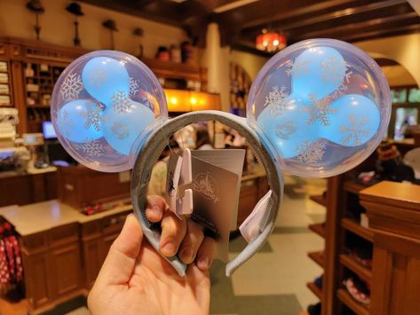 PHOTOS: Light-Up Holiday Snowflake Mickey Balloon Ear Headbands Arrive at Disneyland - WDW News Today Light Up Balloons, Disney California Adventure Park, Mickey Balloons, California Adventure Park, Holiday Snowflakes, Up Balloons, Disney 100, Mickey Head, Disney California Adventure