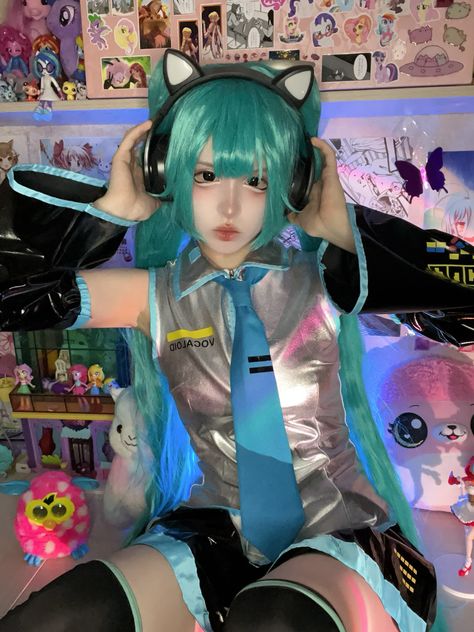 hatsune miku cosplay Miku Cosplay Makeup, 2000s Cosplay, Hatsune Miku Makeup, Miku Makeup, Hatsune Miku Costume, Cosplay Miku, Hatsune Miku Cosplay, Cosplay Ideas Women, Vocaloid Cosplay