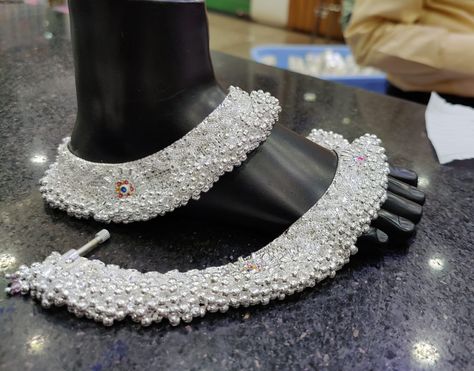 Chandi Payal Designs For Bride, Chandi Payal Designs, Dulhan Payal Design, Bridal Payal, Payal Silver, Payal Designs Silver, Bridal Foot Jewelry, Silver Anklets Designs, Bridal Anklet