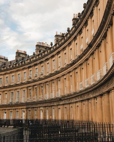 Bath Somerset Aesthetic, Bath England Aesthetic, Converging Lines, England Houses, Royal Crescent, Money Aesthetics, Bath Aesthetic, England Aesthetic, Classical House