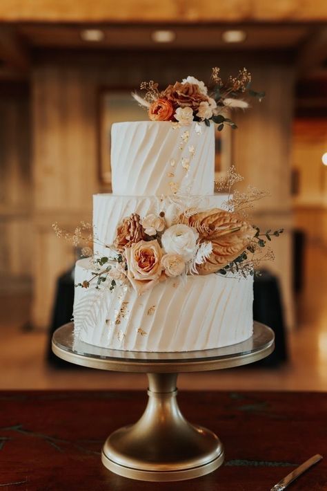 Wedding Cakes Terracotta, Simple Fall Wedding Ideas, Fall Wedding Cakes With Cupcakes, Simple Fall Wedding Cakes, Terracotta Wedding Cake, Simple Rustic Wedding Cake, Fall Wedding Cake Ideas, Boho Wedding Cake, Western Themed Wedding