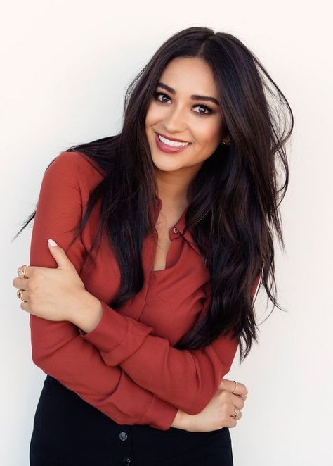 Ƒօӏӏօա ʍҽ @NoraIsabelle ƒօɾ ʍօɾҽ թíղs վօմ'ɾҽ ցօղղɑ ӏօѵҽ ♥️ Shay Mitchell Hair, Shay Mitchell Style, Shay Mitchell, Girl Crushes, Woman Crush, Gigi Hadid, Brunettes, Shawn Mendes, Pretty Little Liars