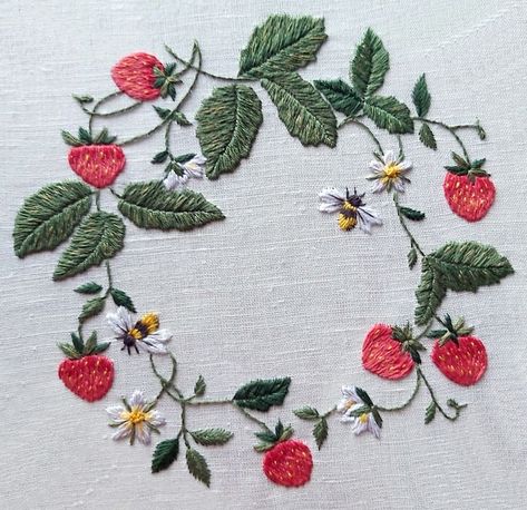 Embroidery Designs Strawberry, Simple Strawberry Embroidery, Strawberry Vine Embroidery, Hand Embroidery Strawberry, Strawberry Embroidery Pattern Free, Strawberry Embroidery Design, Embroidery Berries, Raspberry Embroidery, Embrodiary Design