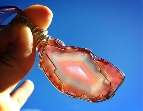 Wire wrapped Pink Agate slice geode section polished silver plated Wire Projects, Wire Jewelry Patterns, Beaded Things, Wire Jewelry Tutorial, Pink Agate, Agate Slice, Agate Jewelry, Polish Silver, Silver Plated Necklace