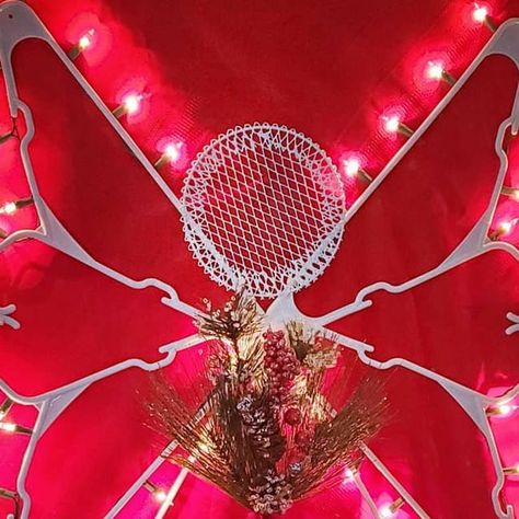 Loving this indoor/outdoor hanger angel decoration! It's all Dollar Tree and stands about 3.5 feet tall for less than $8! The tutorial is… Angel Hanger Craft, Hanger Angel Diy, Hanger Angel, Diy Angels, Hanger Crafts, Angel Decor, Plastic Hangers, Holiday Food, Dollar Tree Crafts