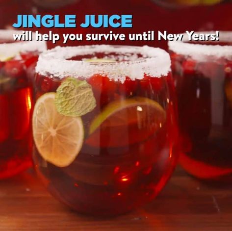 Jingle Juice - Over 30 of the BEST Christmas Cocktail Recipes! Easy Winter Cocktails, Punch Christmas, White Chocolate Peppermint Bark, Best Christmas Cocktails, Mason Jar Cocktails, Grinch Punch, Jingle Juice, Christmas Drinks Alcohol Recipes, Christmas Drinks Recipes