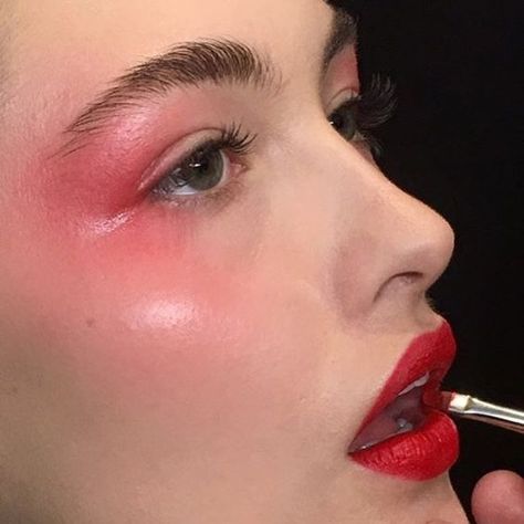 draping makeup Pink Eye Makeup, Make Up Inspiration, Glossy Makeup, Runway Makeup, Red Makeup, Pinterest Makeup, Kesha, Editorial Makeup, Red Lipstick