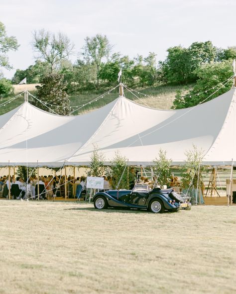 Happy Monday! And with the sun shining, I thought I’d share a few images from this beautiful marquee wedding. Planning @rebeccakevents Flowers @bloomologieflowers Marquee @peacockandbow Catering @oxfordfinedining #marquewedding #tentwedding #alfrescowedding #weddinginspo