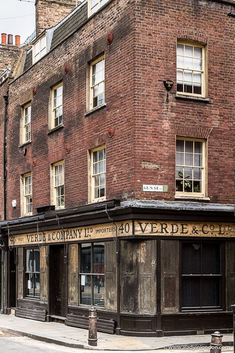 This old building in Spitalfields, London is beautiful. This guide to Sunday in London will show you London Sunday market highlights, the best Sunday roast in London, and things to do in London on Sunday. #sunday #london #spitalfields East London Aesthetic, Brick Aesthetic, British Buildings, Old Brick Building, Spitalfields London, Spitalfields Market, London Streets, Grand Father, Liverpool Street