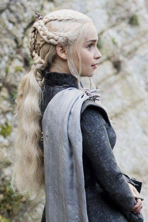 Daenerys’ intricate braids and hairstyles are more than just fashion statements, they represent her entire life. Take a look at all the secrets hiding in her silver mane. Daenerys Targaryen Season 7, Daenerys Targaryen Hair, Daenerys Hair, Emilie Clarke, Game Of Thrones Khaleesi, Khaleesi Hair, Game Of Thrones Costumes, Game Of Throne Daenerys, Fire And Blood