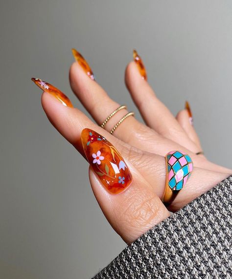 Retro Gel Nails, Art Nouveau Nails, Retro Nail Art Vintage, Weird Nail Designs, Tortie Nails, 90s Nail Art, Nashville Nails, Boujee Nails, Retro Nails