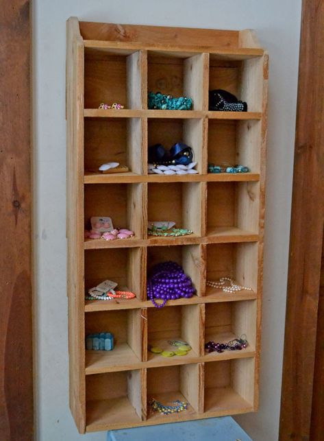 Diy To Sell, Trinket Shelf, Cubby Shelf, Woodworking Shows, Pallet Projects Furniture, Wood Projects For Beginners, Wall Diy, Woodworking Plans Diy, Learn Woodworking