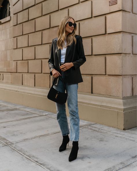 Oversized Black Blazer Outfit, Black Blazer Outfit Ideas, Black Leather Blazer Outfit, Style A Black Blazer, Black Blazer Casual, Black Blazer With Jeans, Blazer Outfit Ideas, Black Blazer Outfit, Casual Attire For Women