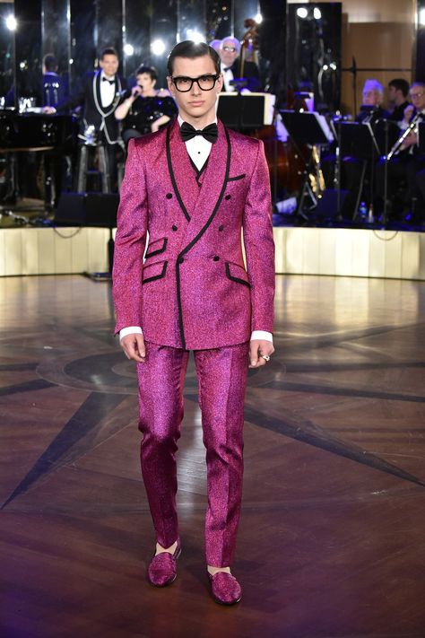 Fuschia Fashion, Runway Clothing, Classic Suits, Ideal Male Body, Roller Skating Outfits, Mens Suit Style, Gala Outfit, Trevor Noah, Runway Outfits