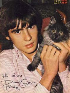 The late Davey Jones from the Monkees and his cat Tibsey Davy Jones Monkees, Celebrities With Cats, Men With Cats, Davy Jones, The Monkees, Cat People, Animals Friends, Crazy Cats, Cool Cats