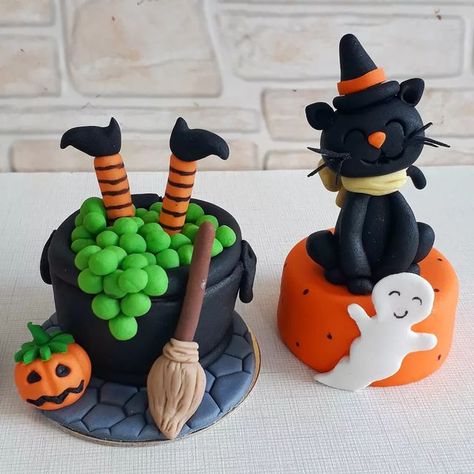 Fall Clay Ideas, Halloween Clay Ideas, Biscuit Halloween, Hay Bale Art, Polymer Clay Halloween, Halloween Cupcake Toppers, Halloween Cake Topper, Famous Characters, Halloween Food Treats