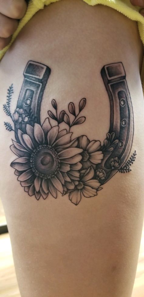 Womens Western Tattoo Ideas, Horseshoe And Sunflower Tattoo, Horse Shoe With Sunflower Tattoo, Women Country Tattoos, Western Tattos Women, Horseshoe Sunflower Tattoo, Horse Shoe And Flower Tattoo, Feminine Horseshoe Tattoo, Heartland Tattoo Ideas