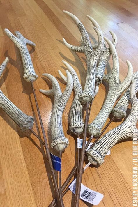 Using Antler Accents for Christmas Tree decor Antler Christmas Tree Decorations, Deer Antler Tree Topper, Christmas Decor With Antlers, Christmas Tree With Antlers, Hunting Themed Christmas Tree, Deer Antler Christmas Tree, Antler Tree Topper, Antler Christmas Decor, Rustic Farmhouse Christmas Tree