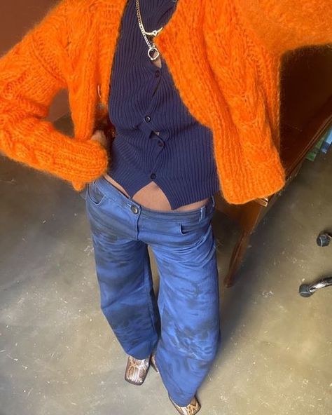 Cardigan Blue Outfit, Jewelry Nails, Outfit Ideas Vintage, Orange Cardigan, Winter Outfit Ideas, Orange Outfit, Ideas Vintage, Blue Outfit, Mode Inspo