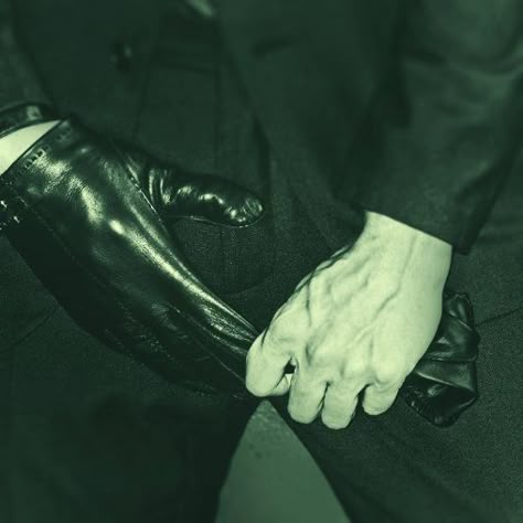 Body Gaurd Aesthetics, Black Suit Aesthetic, Leather Gloves Aesthetic, Riddler Aesthetic, Xavier Samuel, Gloved Hands, Tyler Durden, Leather Suit, Black Leather Gloves